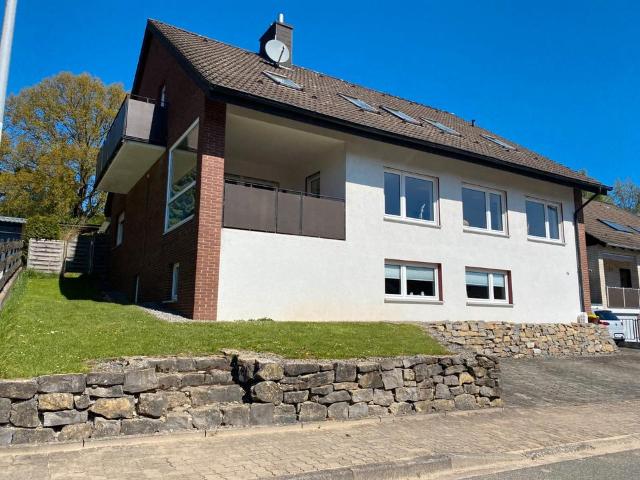 Gepflegtes Zweifamilienhaus mit Garten, Terrasse, Balkon, Loggia