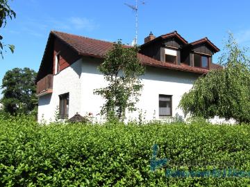 Gepflegtes Zweifamilienhaus mit Garten in Roßbach