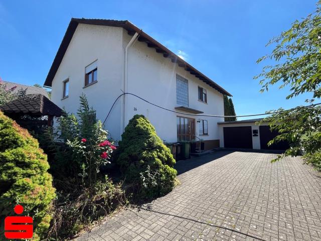 Gepflegtes Zweifamilienhaus mit großem Garten, zwei Garagen und viel Potenzial in Marlach