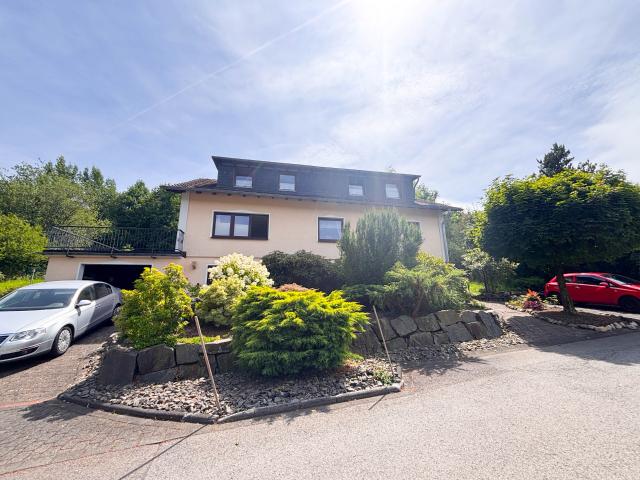 Gepflegtes Zweifamilienhaus mit viel Platz in ruhiger Ortsrandlage von Reichshof!