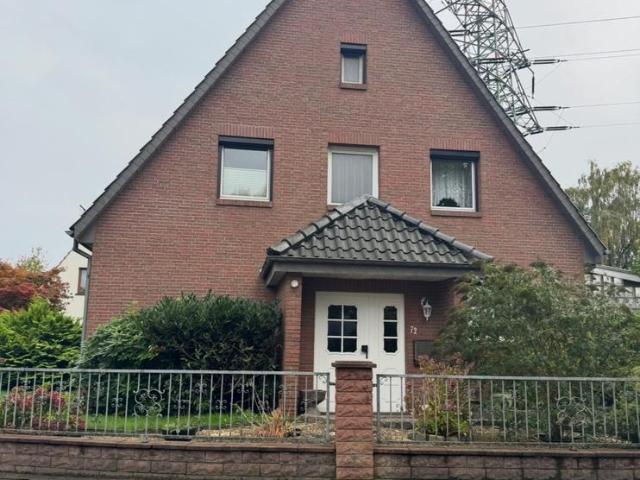 Gepflegtes 1 2 Familienhaus mit 2 Garagen im Bremen Nord