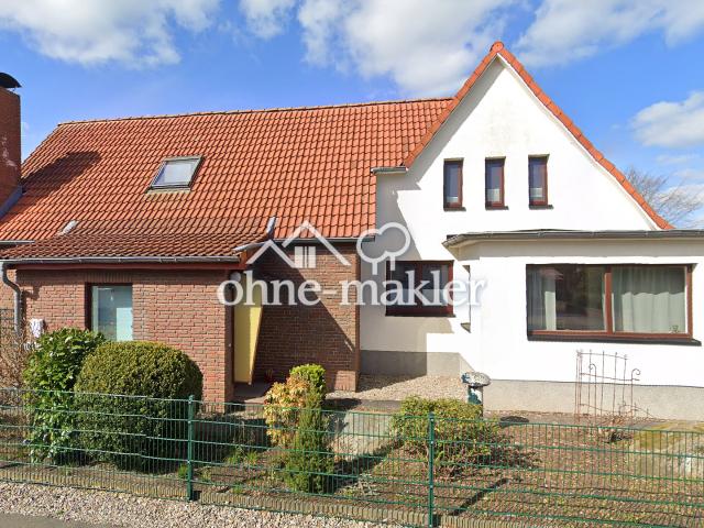 gepflegtes 2 Familienhaus mit kl. Whg und großem Grundstück