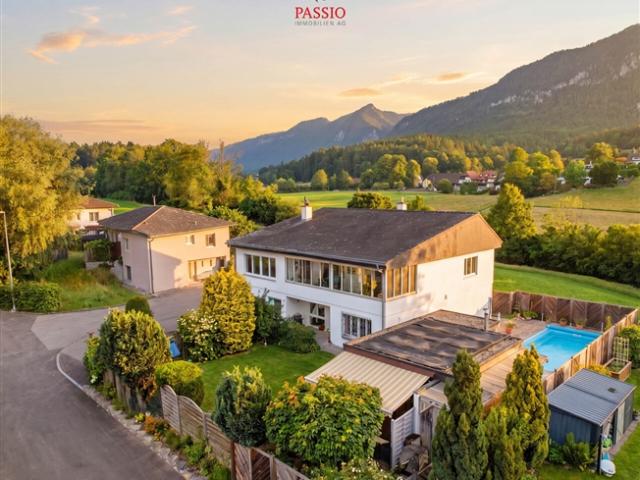 Gepflegtes 4.5 Zimmer Einfamilienhaus mit Pool und Alpenblick