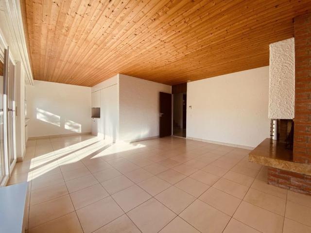 Gepflegtes 5.5 Zimmer Doppelhaus mit Garten, Garage und Parkplatz