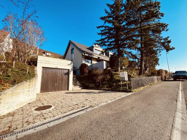 Gepflegtes 5.5 Zimmer Doppelhaus mit Garten, Garage und Parkplatz