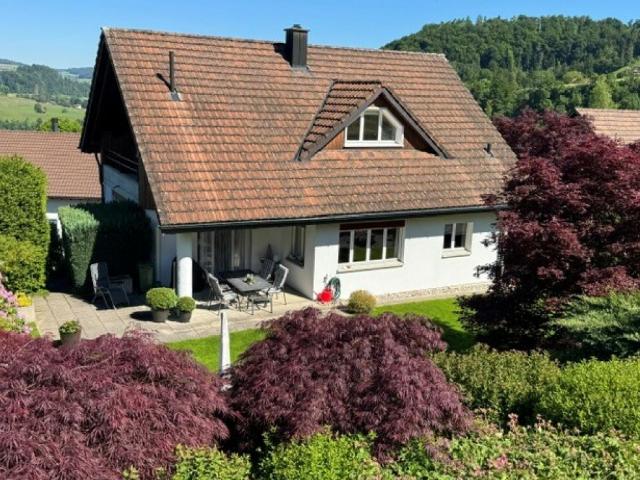 gepflegtes 6.5 Zi. Einfamilienhaus mit Doppel Garage und schöner Gartenanlage