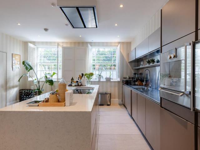 Gertrude Street, Chelsea, London, SW10 4 bed house to rent £13,866 pcm £3,200 pw