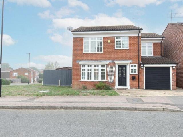 Gerald Close, Burgess Hill, RH15 4 bed detached house to rent £2,350 pcm £542 pw