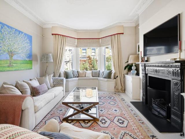 Geraldine Road, London, SW18 4 bed maisonette to rent £5,500 pcm £1,269 pw
