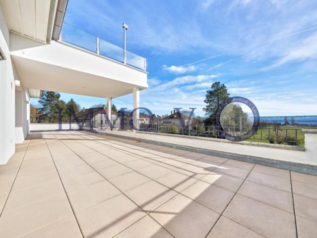 GERÄUMIG UND HELL MIT GROSSER BALKONTERRASSE VON 60 M² UND BLICK AUF DEN SEE