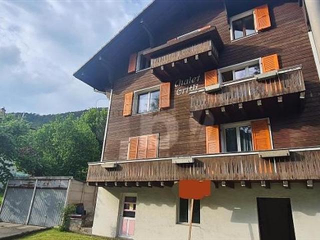 GERÄUMIG, HELL UND MIT EINEM GROSSEN BALKON