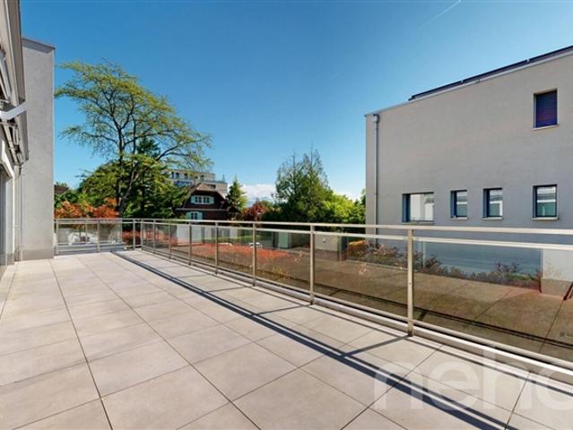 Geräumige 3,5 Zimmer Wohnung mit großer Terrasse und idealer Lage