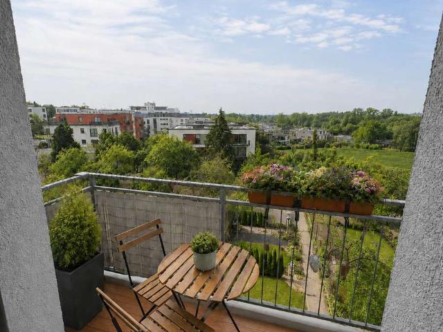 geräumige 3 Zimmer DG Wohnung im Rostocker Bahnhofsviertel mit Balkon, Tageslichtbad u. Gartenanteil