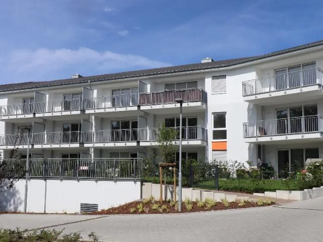 Geräumige 3 Zimmer Erdgeschoss Wohnung mit Einbauküche und Garten