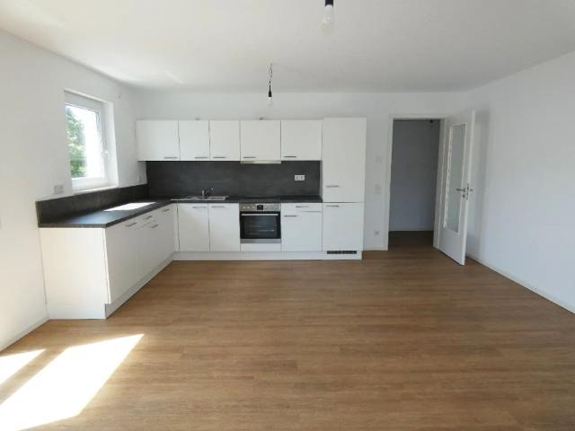 Geräumige 3 Zimmer Erdgeschoss Wohnung mit Einbauküche und Garten