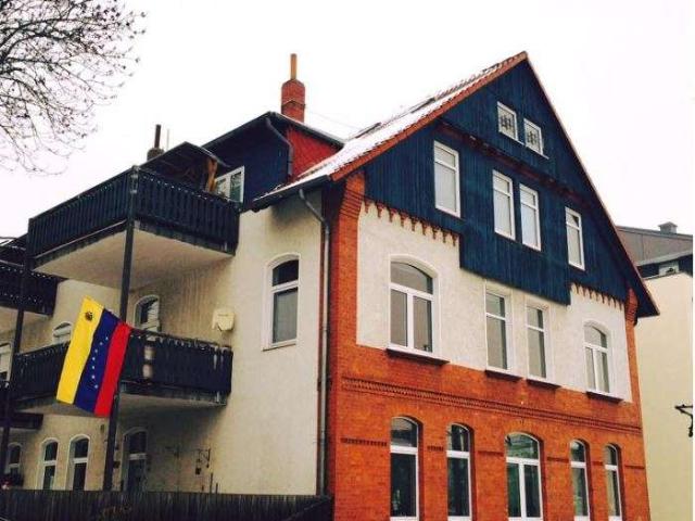 Geräumige 3 Zimmer Hochparterre Altbauwohnung mit großem Balkon und Einbauküche in Langenh