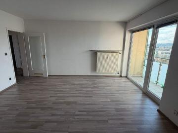 Geräumige 3 Zimmer Wohnung mit Balkon, Aufzug und Stellplatz in Fürth Stadtteil Hardhöhe