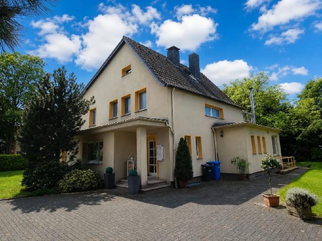 Geräumige 3 Zimmer Wohnung mit großem Sonnenbalkon im Zweifamilienhaus
