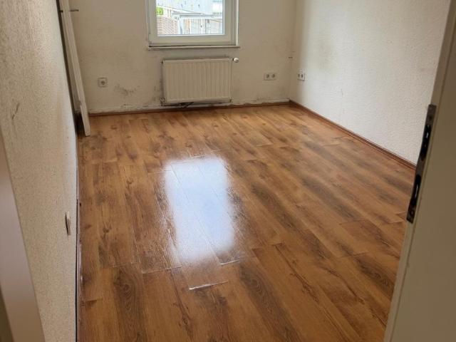 Geräumige 3 Zimmer Wohnung mit Klimaanlage zum Selbstrenovieren in Wuppertal Barmen zu vermieten