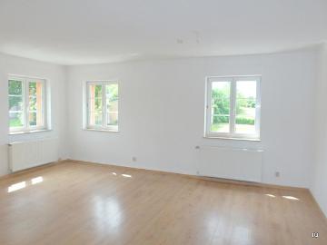 Geräumige 3 Zimmer Wohnung mit Laminatboden Dielenoptik, separater Küche und Badewanne