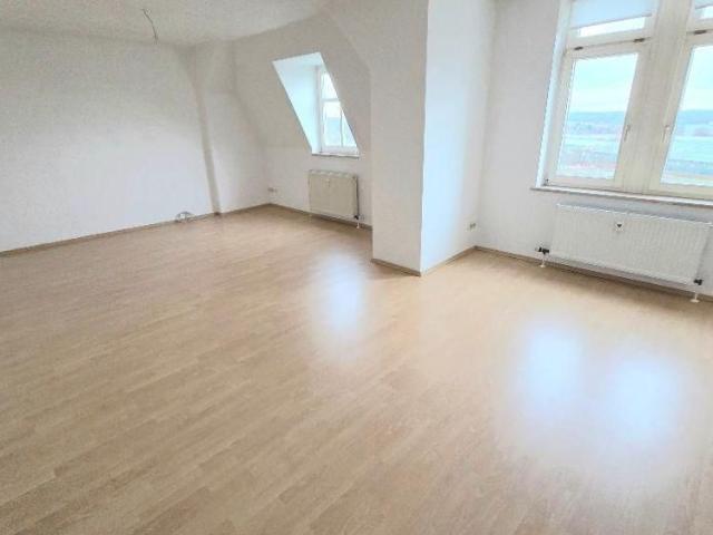 Geräumige 3 Raum DG Whg. mit großem Wohnzimmer sowie Bad mit Fenster