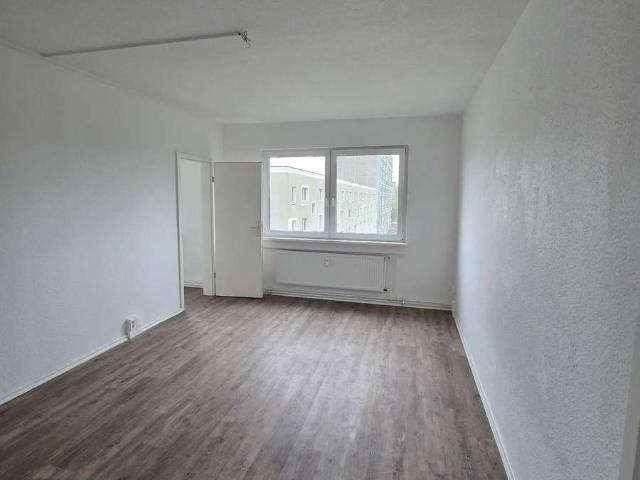 geräumige 3 Raum Wohnung mit Fahrstuhl und Wannenbad