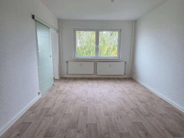 geräumige 3 Raum Wohnung mit Fahrstuhl und Wannenbad