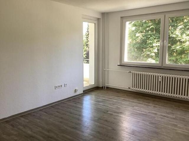 Geräumige 3 Raumwohnung mit Balkon und Blcik ins Grüne