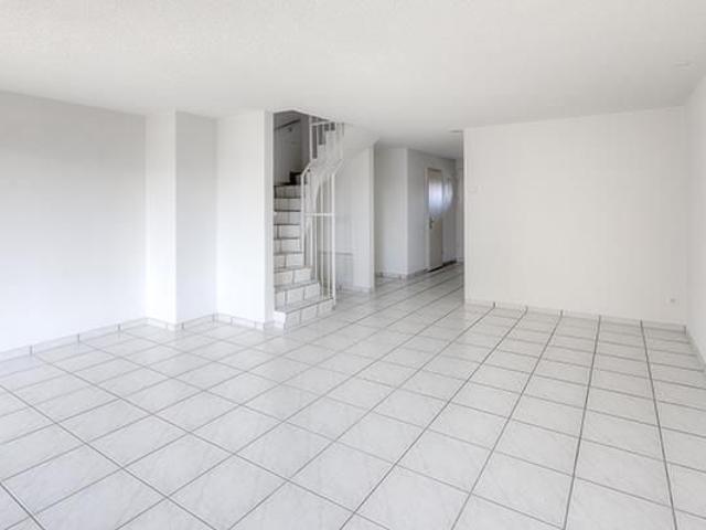 Geräumige 3 stöckige Dach Maisonette Wohnung mit grossem Balkon ges.