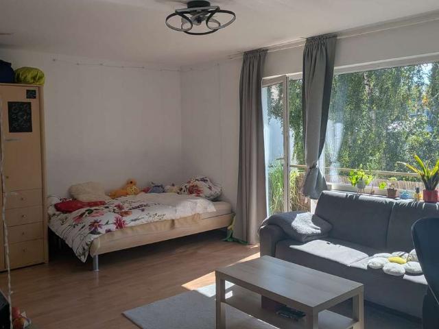 Geräumige 1 Zimmer Wohnung mit Einbauküche, Badezimmer und Balkon
