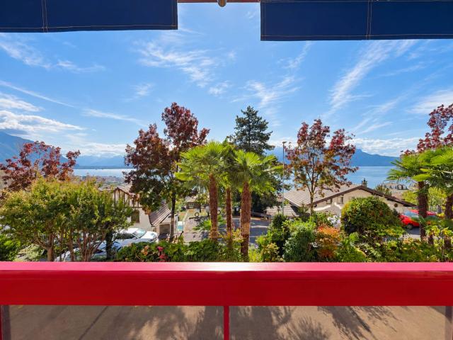 Geräumige 2,5 Zimmer Wohnung mit Balkon und Seeblick
