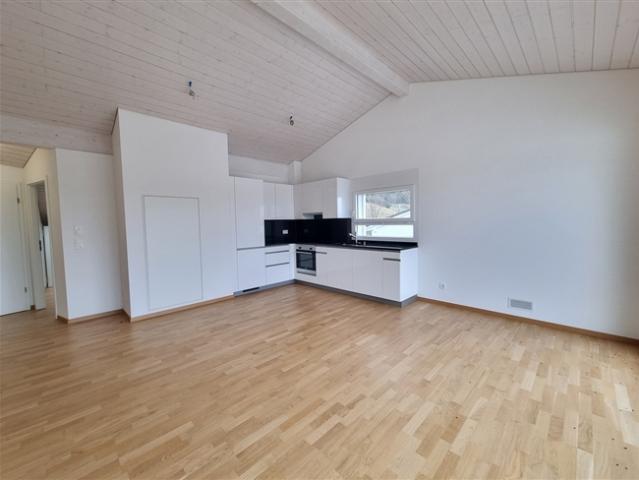 GERÄUMIGE 2,5 ZIMMER ATTIKAWOHNUNG FÜR YIELD