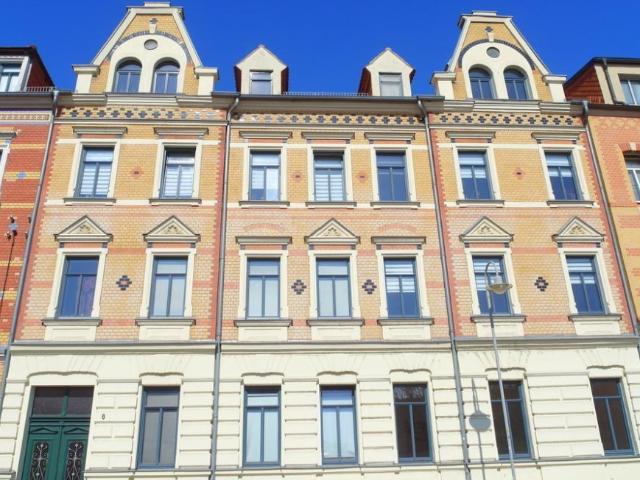 Geräumige 2 Zimmer Dachwohnung mit Balkon und großer Essküche * frisch renoviert und mit neuem Boden