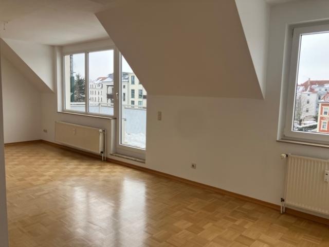 Geräumige 2 Zimmer Dachwohnung mit Balkon und Einbauküche in Leipzig West