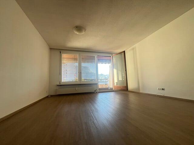 geräumige 2 Zimmer Wohnung, 58m2, beste Verkehrsanbindung, 5min ins Stadtzentrum, Lift, großer Balkon, freie Parkplätze, ohne Maklergebühren