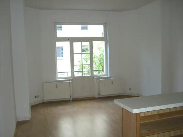 Geräumige 2 Zimmer Wohnung mit Balkon und Stellplatz zu mieten!