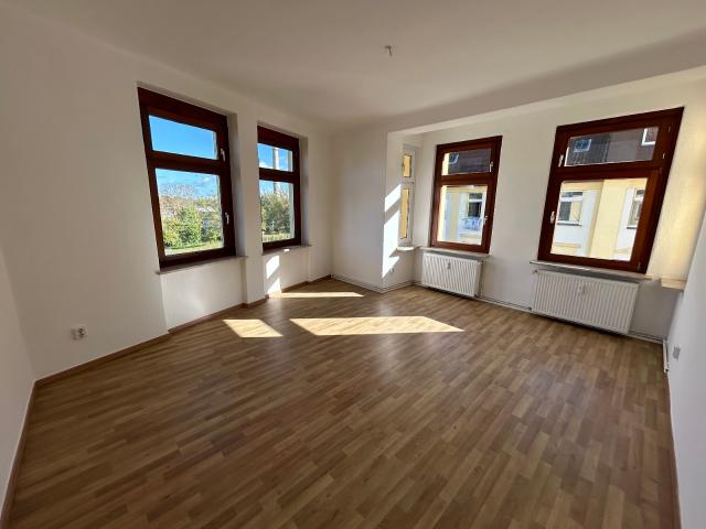 Geräumige 2 Zimmer Wohnung mit geschlossenem Balkon!