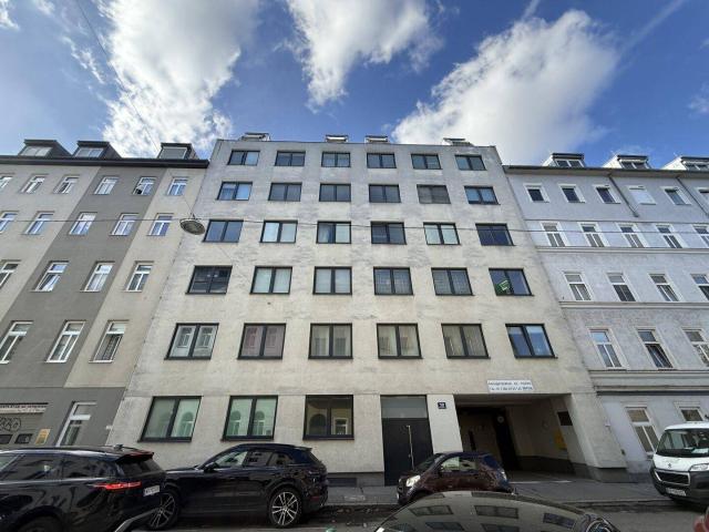 Geräumige 2 Zimmer Wohnung mit großem Wohnzimmer und begehbarem Kleiderschrank in urbaner Lage