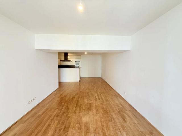 Geräumige 2 Zimmer Wohnung mit großem Wohnzimmer und begehbarem Kleiderschrank in urbaner Lage