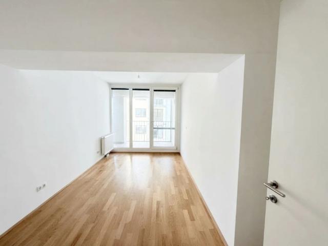 Geräumige 2 Zimmer Wohnung mit großem Wohnzimmer und begehbarem Kleiderschrank in urbaner Lage