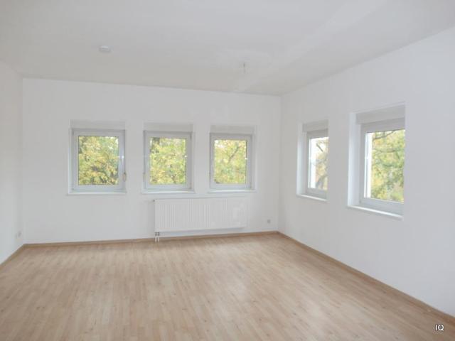Geräumige 2 Zimmer Wohnung mit Laminatboden, halboffener Küche und Bad mit Dusche