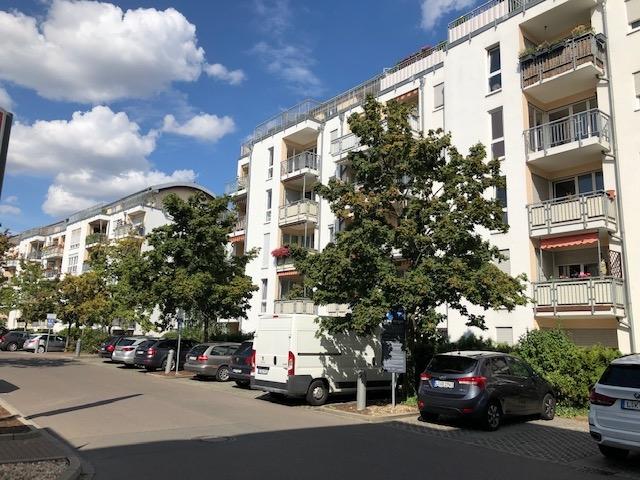 geräumige 2 Zimmer Wohnung mit Terrasse, offener Küche im Neubau, Bad mit Wanne