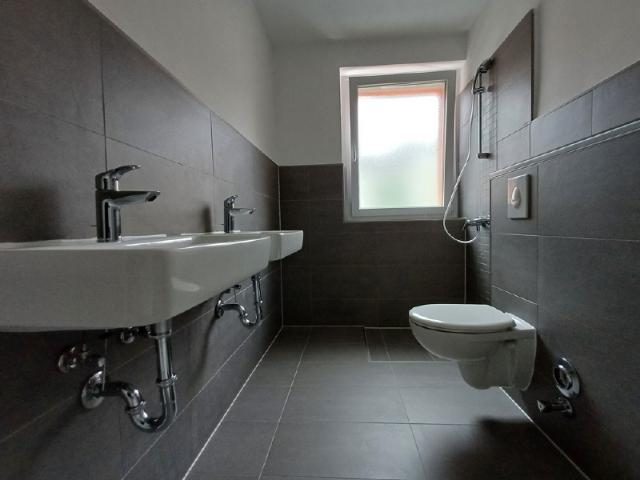 Geräumige 2 Zimmer Whg mit Balkon in gedämmtem Haus
