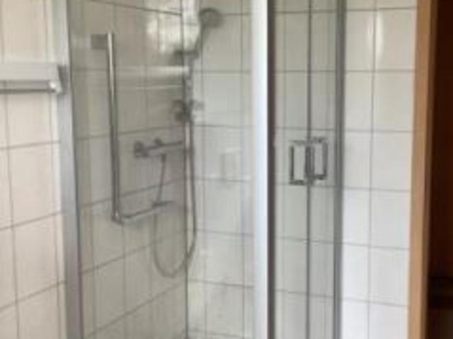 Geräumige 2 Raum Wohnung mit DUSCHE + BALKON + ebenerdiger AUFZUG