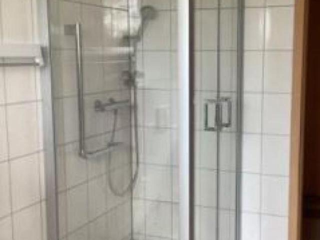 Geräumige 2 Raum Wohnung mit DUSCHE + BALKON + ebenerdiger AUFZUG
