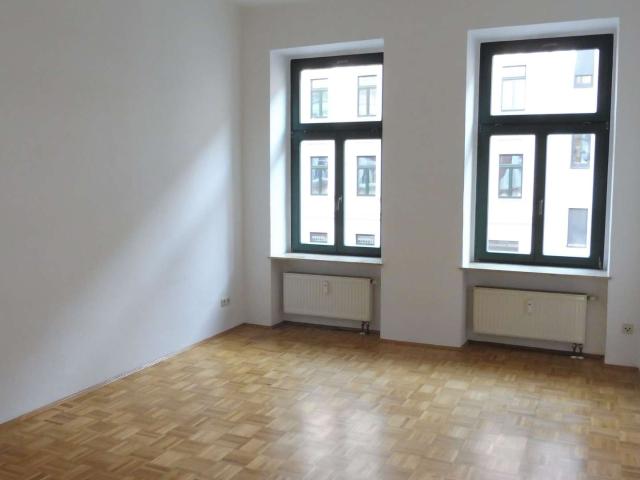 GERÄUMIGE 2 RAUM WOHNUNG MIT PARKETT, BAD MIT ECKWANNE, BALKON UND AUFZUG *WE 5* – I.V.K. GmbH – Immobilien Leipzig
