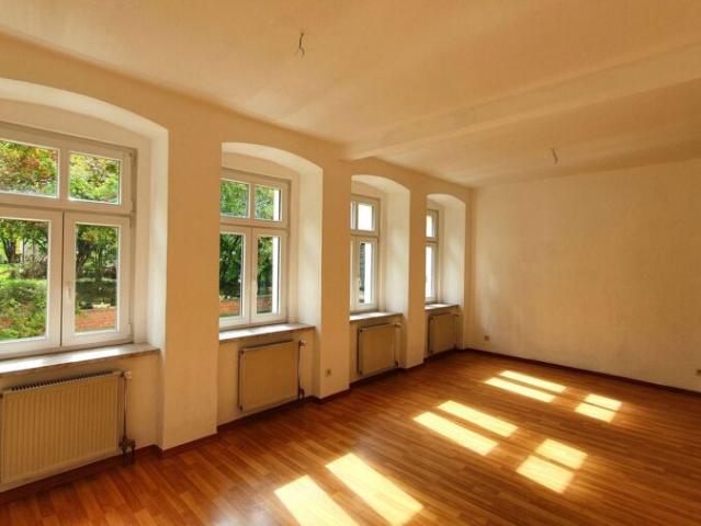 geräumige 2 Raumwohnung im Erdgeschoss mit großer separater Küche in ruhiger Lage !