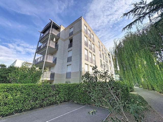 GERÄUMIGE 7 ZIMMER WOHNUNG IN DER NÄHE INTERNATIONALER ORGANISATIONEN