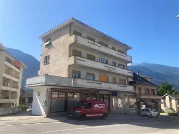 Geräumige 4,5 Zimmer Wohnung mit Balkon, Keller und Garage – idealer Investor