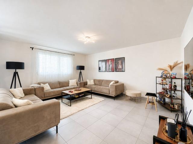 Geräumige 4,5 Zimmer Wohnung mit Bergblick